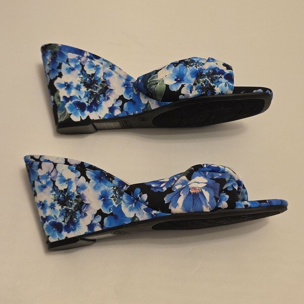 BRAND NEW NINE  WEST FLORAL  EMBELLISHMENT SQUARE OPEN TOE WEDGE SANDALS…